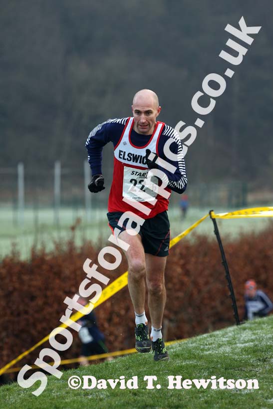 Elswick 2nd leg in vets Durham Cathedral Relays. Photo: David T. Hewitson/Sports for All Pics